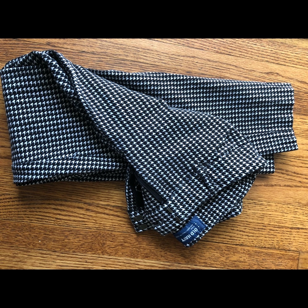 Black and white herringbone Old Navy pixie pants